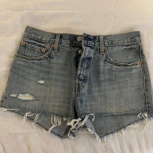 LEVIS 501 SHORTS. NEVER WORN SIZE 28